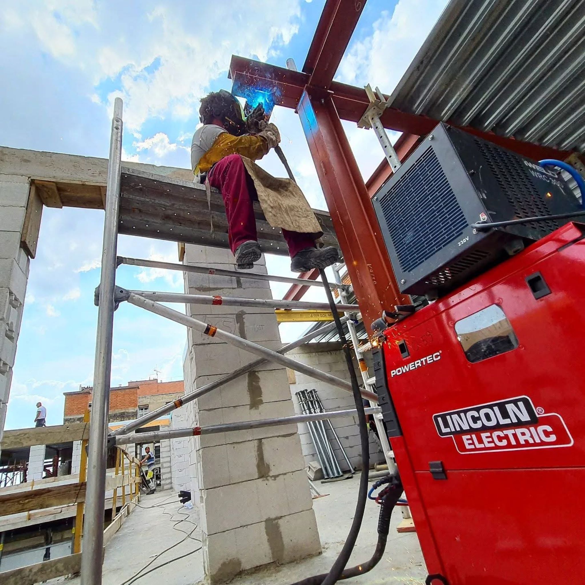 Modern acél előtető és pergola egyedi kültéri fémszerkezettel