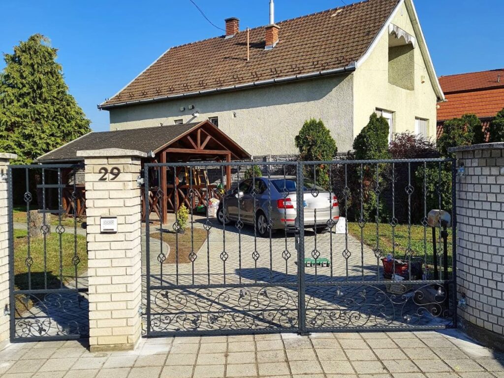 Tolókapu vagy szárnyas kapu? Melyiket érdemes választani? szarnyas kapu keszites pest megye